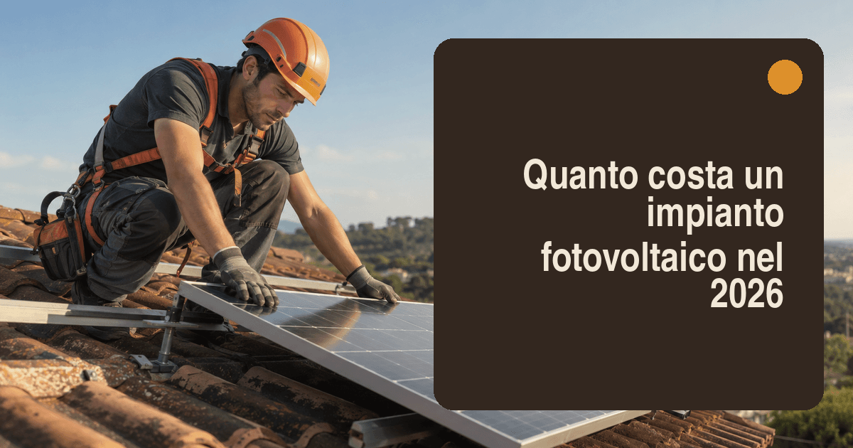 Tecnico che installa un pannello fotovoltaico su una struttura di montaggio
